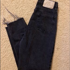 H&M black mom Jeans size 2 no rips freed at the bottoms no flaws 24’waist
